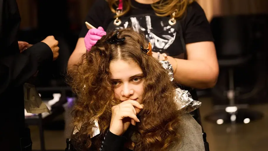 GNTM Umstyling 2026 GNTM-Kandidat:in sitzt beim Umstyling von GNTM 2026 im Friseurstuhl.
