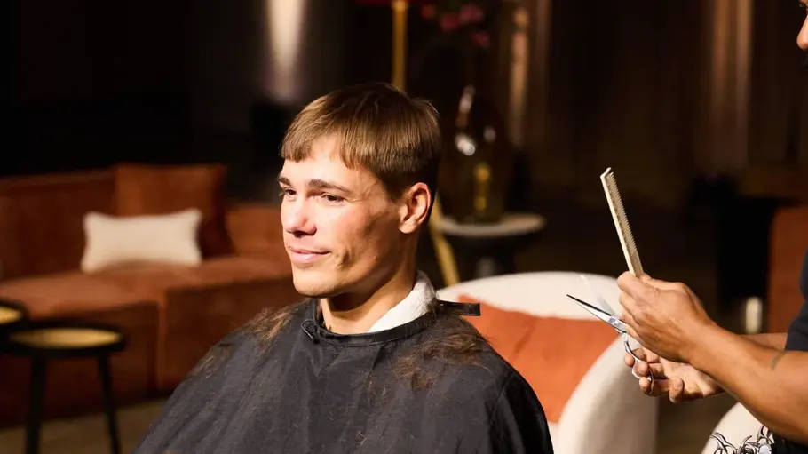 GNTM Umstyling 2026 GNTM-Kandidat:in sitzt beim Umstyling von GNTM 2026 im Friseurstuhl.