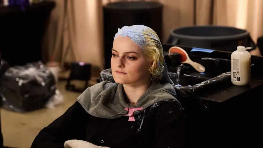 GNTM Umstyling 2026 GNTM-Kandidat:in sitzt beim Umstyling von GNTM 2026 im Friseurstuhl.