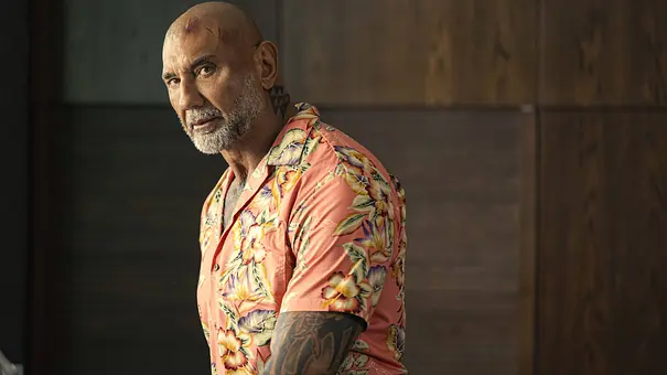 Man sieht Dave Bautista grimmig in einem Hawaiihemd.  - Foto: IMAGO / Landmark Media