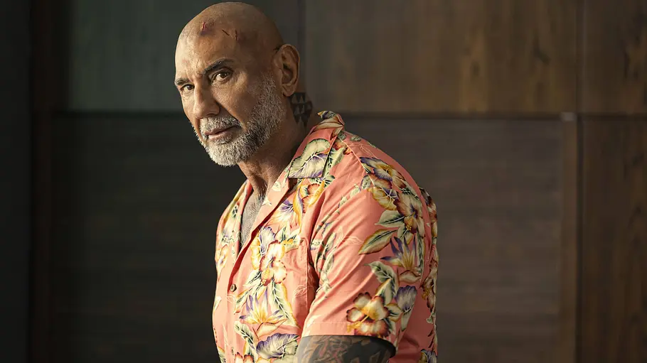 The Wrecking Crew Man sieht Dave Bautista grimmig in einem Hawaiihemd.