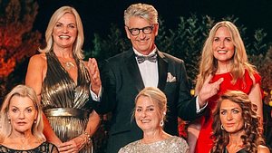 Golden Bachelor Franz Stärk zwischen einigen seiner Kandidatinnen - Foto: Foto: RTL / Stephan Pick
