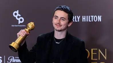 Timothee Chalamet steht mit einem Golden Globe vor der Fotowand der Golden Globes. - Foto: IMAGO / ZUMA Press Wire