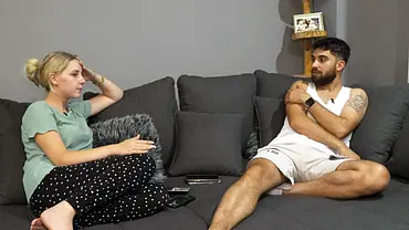 Loredana Wollny und Servet führen ein ernstes Gespräch auf dem Sofa. - Foto: RTLZWEI Loredana Wollny und Servet führen ein ernstes Gespräch auf dem Sofa. - Foto: RTLZWEI
