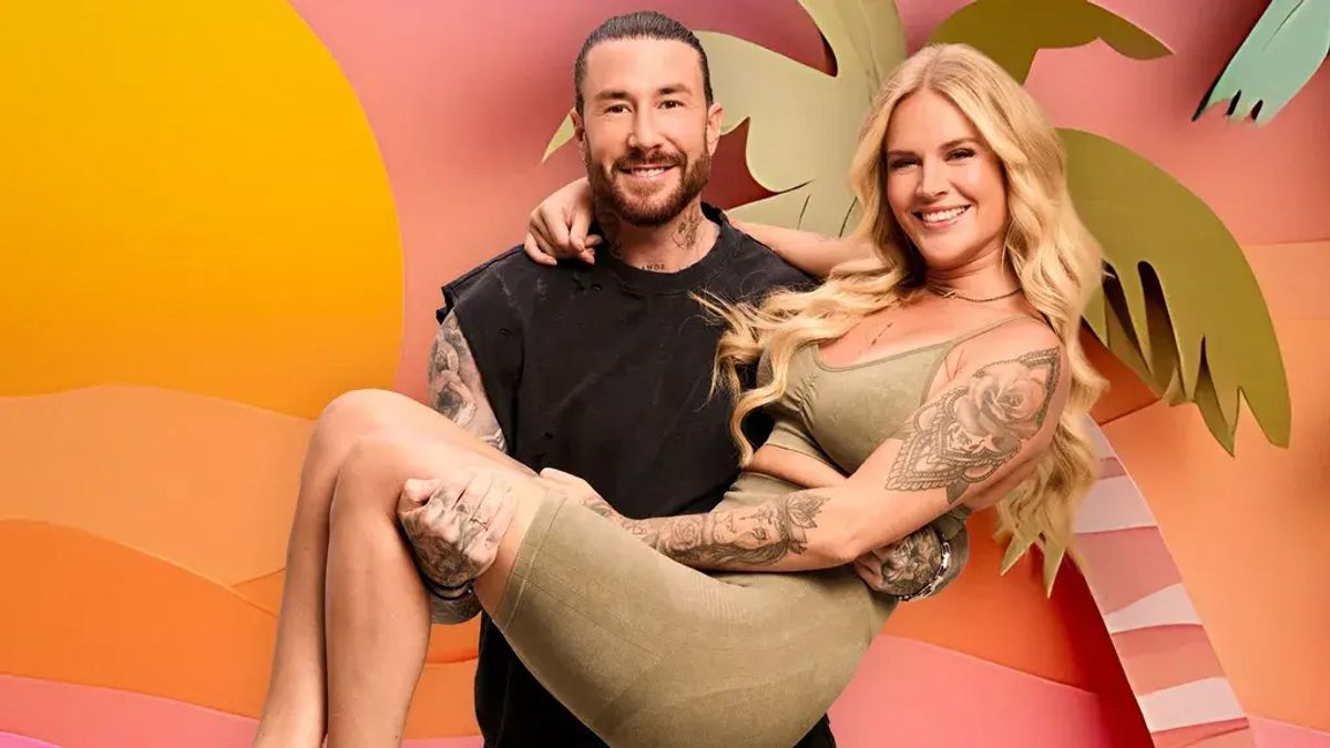 Micha Mayer trägt Anna Iffländer bei Good Luck Guys auf Händen.