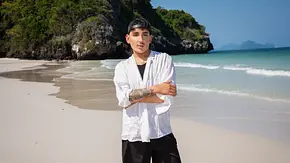 Francesco Morelli posiert mit verschränkten Armen in weißem Hemd und schwarzer Shorts an einem tropischen Sandstrand vor türkisblauem Meer bei „Good Luck Guys“. - Foto: Joyn Francesco Morelli posiert mit verschränkten Armen in weißem Hemd und schwarzer Shorts an einem tropischen Sandstrand vor türkisblauem Meer bei „Good Luck Guys“. - Foto: Joyn