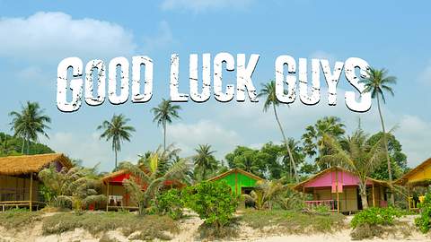 Good Luck Guys Logo über einem Strand mit den Hütten aus der Show - Foto: Joyn