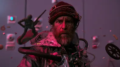 Sam Rockwell steht in einem Serverraum. Vor ihm schweben verschiedene Kinderspielzeuge.  - Foto: Constantin