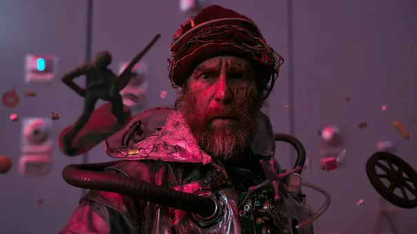 Sam Rockwell steht in einem Serverraum. Vor ihm schweben verschiedene Kinderspielzeuge. - Foto: Constantin Sam Rockwell steht in einem Serverraum. Vor ihm schweben verschiedene Kinderspielzeuge. - Foto: Constantin
