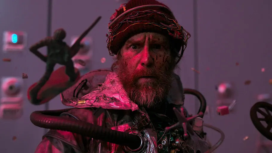 Good Luck, Have Fun, Don't Die Sam Rockwell steht in einem Serverraum. Vor ihm schweben verschiedene Kinderspielzeuge.