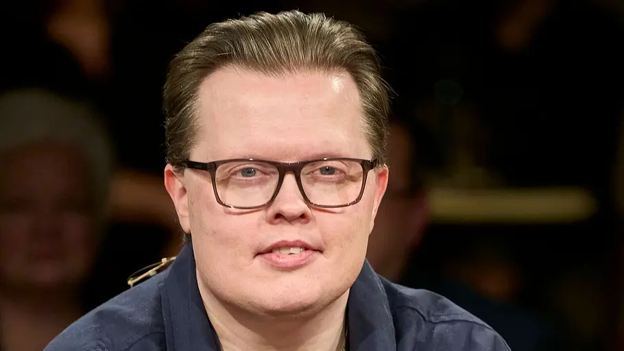 Angelo Kelly sitzt bei einer Radioaufzeichnung.