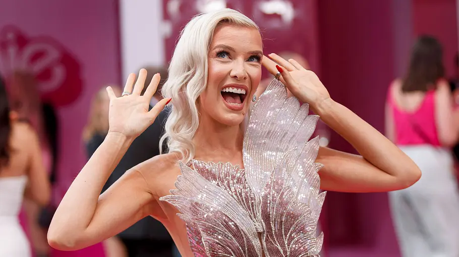 Oksana Kolenitchenko steht begeistert auf der Deutschlandpremiere von „Barbie“.