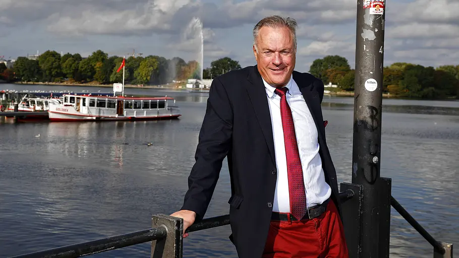 Ronald Schill posiert an der Binnenalster. 