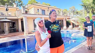 Kathrin Mermi-Schmelz und Thommy Schmelz posieren an einem Pool - Foto: VOX