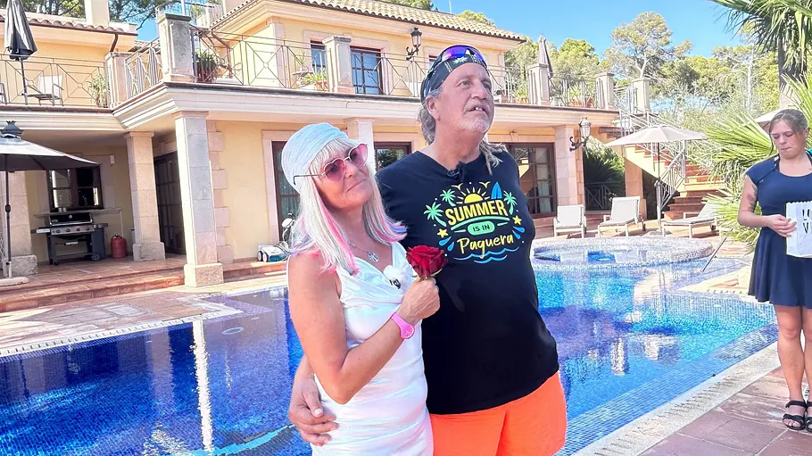 Kathrin Mermi-Schmelz und Thommy Schmelz Kathrin Mermi-Schmelz und Thommy Schmelz posieren an einem Pool