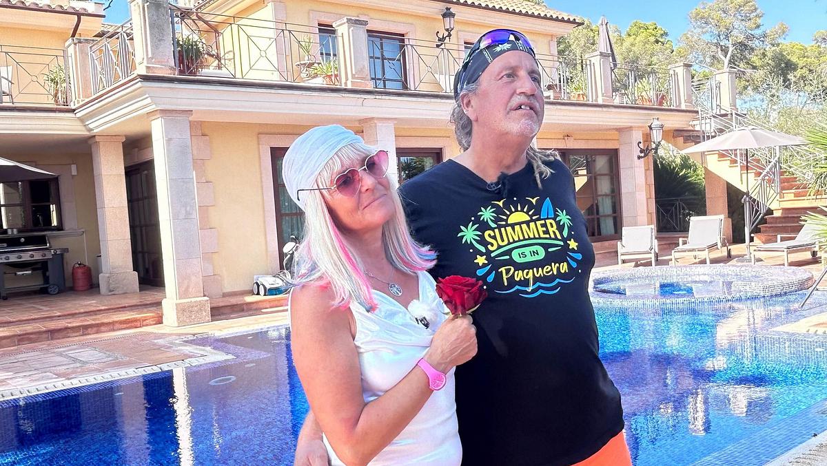Kathrin Mermi-Schmelz und Ehemann Thommy Schmelz Kathrin Mermi-Schmelz und Ehemann Thommy Schmelz stehen am Pool, er legt den Arm um sie