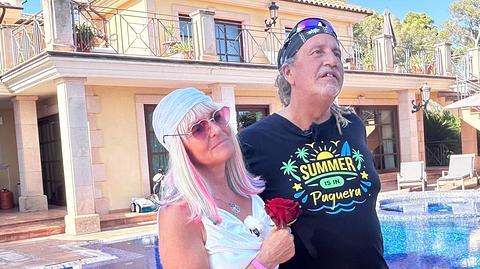Kathrin Mermi-Schmelz und Ehemann Thommy Schmelz stehen am Pool, er legt den Arm um sie - Foto: VOX