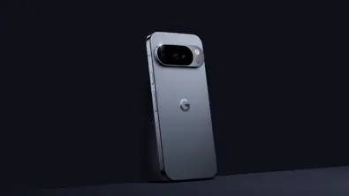 Die Rückseite des kommenden Google Pixel 10 vor schwarzem Hintergrund - Foto: Screenshot/ Google