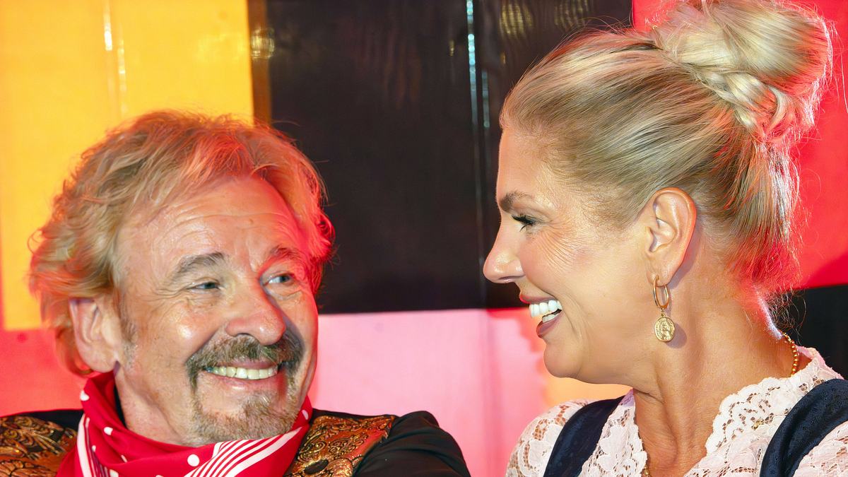 Thomas Gottschalk und Karina lächeln sich herzlich an!
