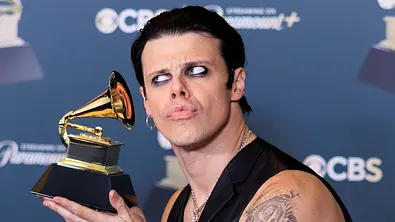 Der britische Künstler Yungblud posiert mit seinem Grammy - Foto:  IMAGO / ZUMA Press Wire