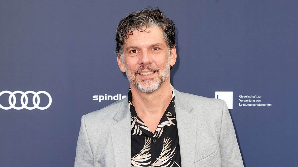 Gregory B. Waldis bei der Preisverleihung Verleihung DEUTSCHER SCHAUSPIELPREIS 2021 Gregory B. Waldis auf dem roten Teppich bei der Verleihung des Deutschen Schauspielpreis im Spindler & Klatt in Berlin.