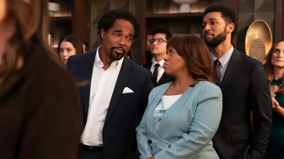 Greys Anatomy: Luxusmedizin hält Einzug ins Grey Sloan Richard, Bailey und Winston stehen zwischen weiteren Gästen. Bailey trägt einen hellblauen Hosenanzug, die Männer dunkle Anzüge.