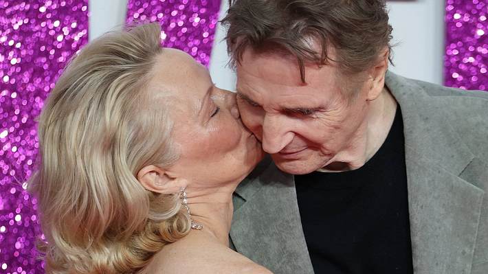 Pamela küsst Liam Neeson auf die Wange - Foto:  IMAGO / i Images