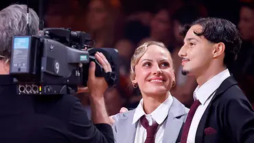 Marta Arndt strahlt Tanzpartner Milano während eines Lets Dance-Interviews an. - Foto: IMAGO / Panama Pictures Marta Arndt strahlt Tanzpartner Milano während eines Lets Dance-Interviews an. - Foto: IMAGO / Panama Pictures