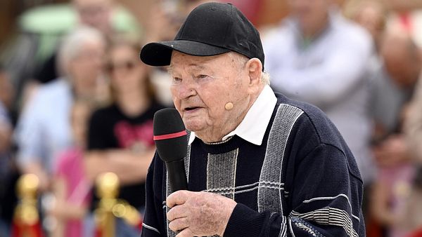 Günter Kandzia hält ein Mikrofon in der Hand. - Foto: RTL / Markus Hertrich