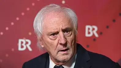 Günther Maria Halmer vor einer roten Wand. - Foto: Imago/Sven Simon