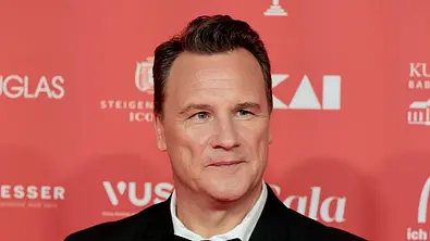 Guido Maria Kretschmer im Smoking und ernstem Blick. - Foto: Imago/Future Image
