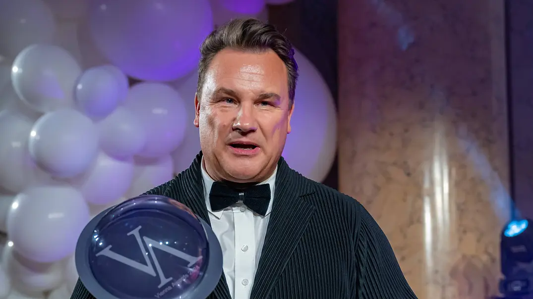 Guido Maria Kretschmer hält eine Auszeichnung in der Hand und blickt ernst - Foto: IMAGO / SEPA.Media