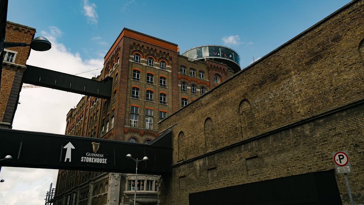 Guinness Storehouse Das Guinness Storehouse und die Guinness-Brauerei in Dublin.