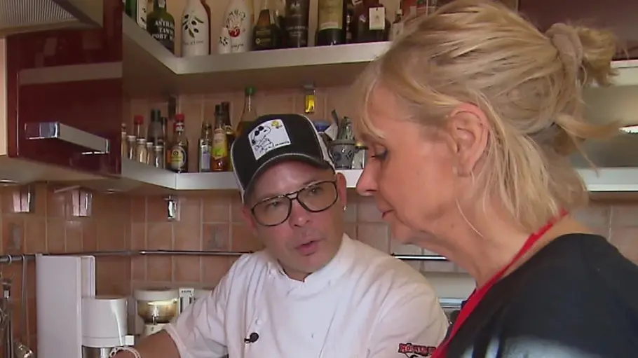 Gunni und Starkoch Mario Kotaska bei „Das perfekte Dinner“ Screenshot von Das perfekte Dinner