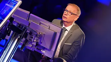 Günther Jauch schaut über seine Bildschirme. - Foto: RTL / Stefan Gregorowius