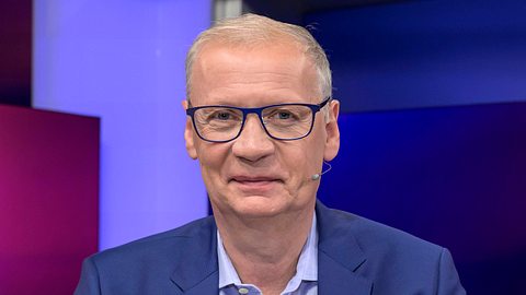 Moderator Günther Jauch schaut in die Kamera - Foto: IMAGO / HMB-Media