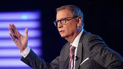 Günther Jauch gestikuliert mit seiner Hand.  - Foto: RTL / Stefan Gregorowius