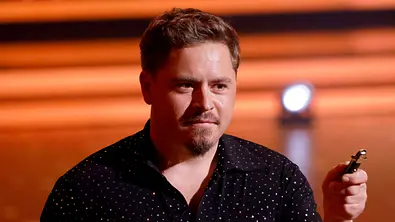 Gustav Schäfer, hier im schwarzen Glitzerhemd, könnte seinen Auftritt bei Lets Dance verpassen. - Foto: IMAGO / Panama Pictures
