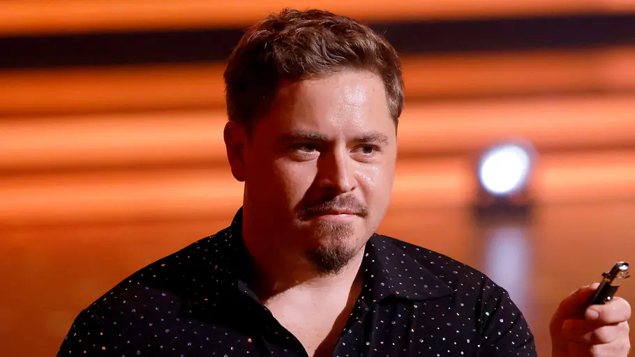 Gustav Schäfer Gustav Schäfer, hier im schwarzen Glitzerhemd, könnte seinen Auftritt bei Let's Dance verpassen.