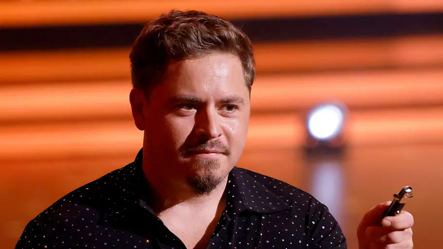 Gustav Schäfer steht mit ernstem Gesichtsausdruck auf der „Let's Dance“-Bühne. 