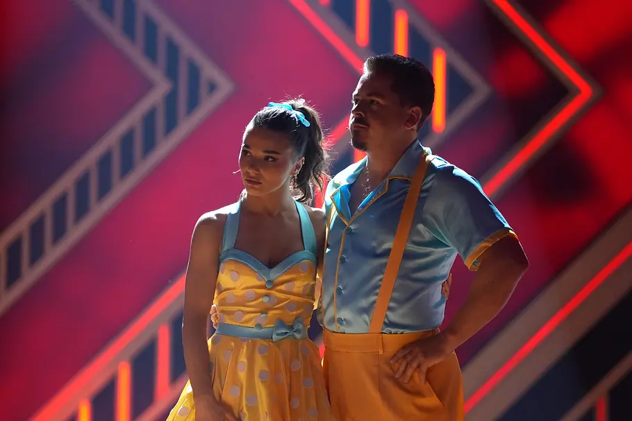 Gustav Schäfer steht neben Anastasia Maruster und zittert bei Let's Dance