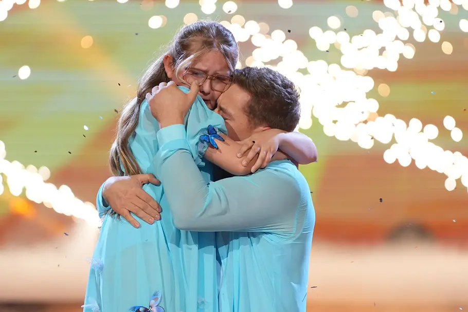 Gustav und Tochter Lotti: Tränen bei den Magic Moments Gustav und Tochter Lotti liegen sich bei Let's Dance in den Armen und es fließen Tränen.
