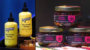 Links stehen zwei gelbe Hottey-Flaschen mit schwarzem Verschluss, rechts drei Gläser Salsa Macha von Señor Lopez. - Foto: RTL Links stehen zwei gelbe Hottey-Flaschen mit schwarzem Verschluss, rechts drei Gläser Salsa Macha von Señor Lopez. - Foto: RTL