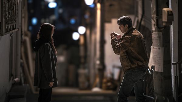 Chae-ok und Ho-jae in einer dunklen Gasse - Foto: © 2024 Netflix, Inc.