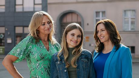 GZSZ-Darstellerinnen Eva Mona Rodekirchen, Charlott Reschke und Ulrike Frank posieren in der Außenkulisse der Serie. - Foto: RTL / Anna Riedel