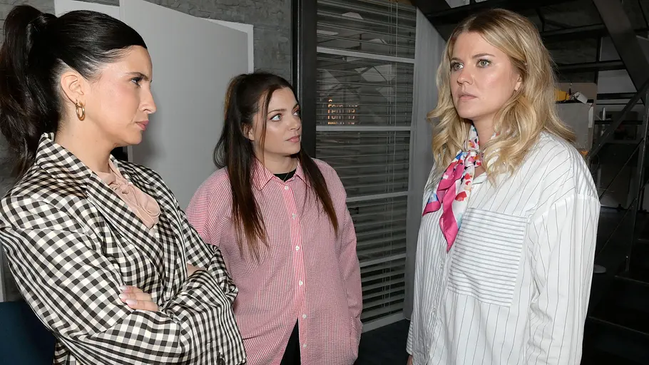 Die Agentur kämpft ums Überleben. Laura und Emily schauen Alicia ernst an.