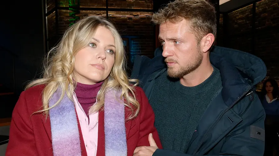 Alicia wird von ihrer Mutter Sabine überrascht. Alicia schaut genervt, während Paul sie mitfühlend anblickt.