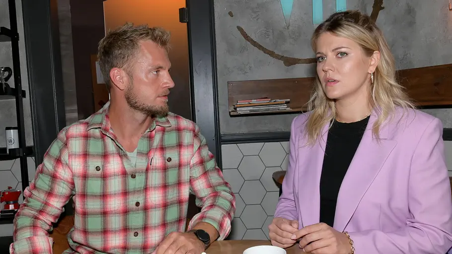 Alicia und Paul geraten in eine Krise. Paul schaut Alicia an, die ernst in die Ferne blickt.