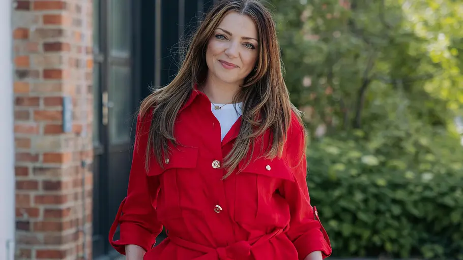 Anne Menden ist wieder am GZSZ-Set. Anne Menden posiert im roten Outfit.