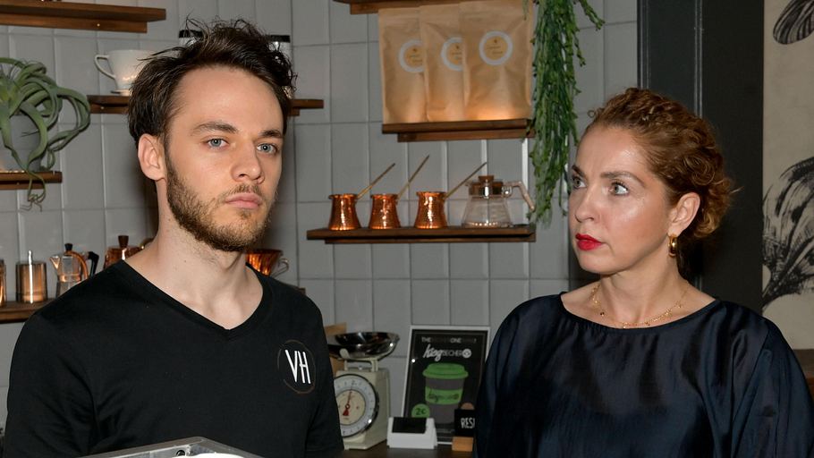 GZSZ-Szene: Nina steht neben Robin, beide blicken sehr ernst.